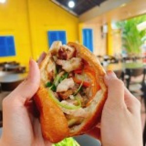 BÁNH MÌ HEO QUAY