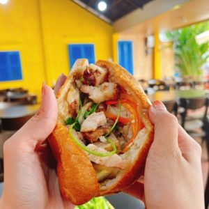 BÁNH MÌ HEO QUAY ( ĐẶC SẢN )