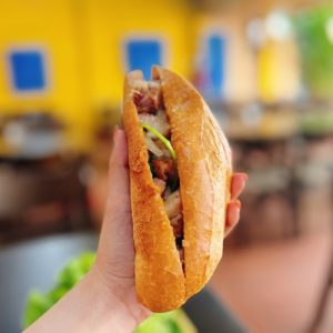 BÁNH MÌ HEO QUAY ( ĐẶC SẢN )